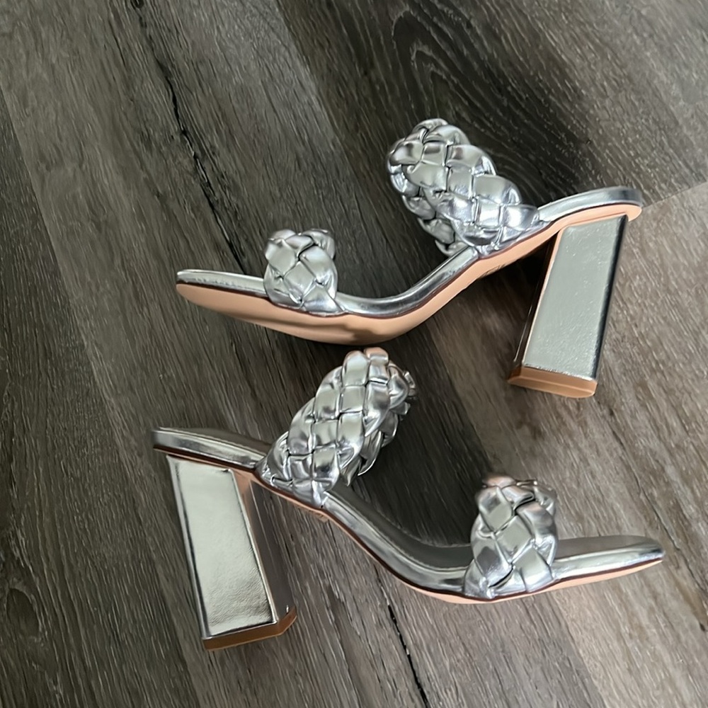 New never worn size 7 silver heels